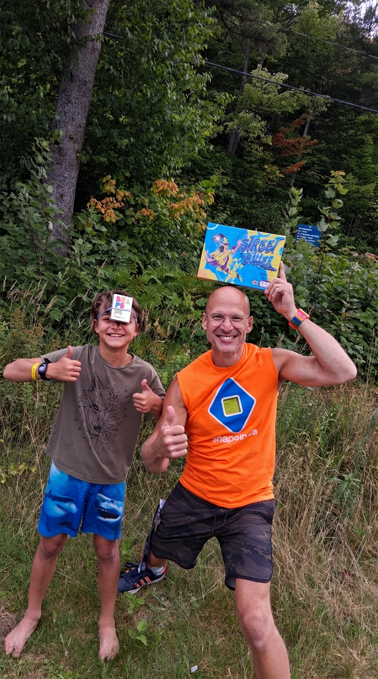 Martin Mailloux et Arthur Leclerc, fondateurs des Gambadeux, avec les jeux Shape In et Street Baller